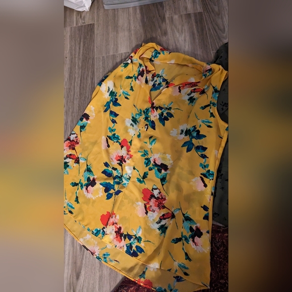 Bundle of 3 floral tops, small - Picture 3 of 7